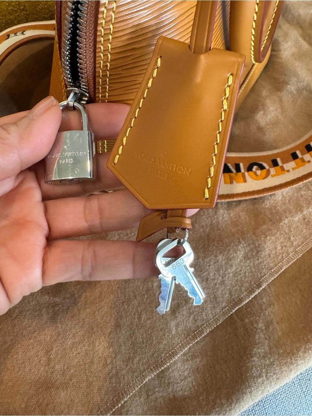 Louis Vuitton Epi Jacquard Alma BB limited edition color in Honey Gold. - Picture 11 of 11